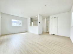 LDKは広々17帖ございます。明るい住宅は自然と気持ちまで明るくなってきそうです。