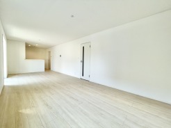 1号棟のLDKは約19帖と広々とした空間となっており、家具の配置を決めるのもワクワクしますね。南向きで陽当たりと開放感も良好です。是非一度ご覧になってみてください。