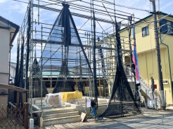 青々としたお空がとても気持ち良いですね。明るい住宅は自然と気持ちまで明るくなってきそうです。