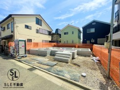 青空に映える建築中の住まいは、耐震+制震の安心仕様。落ち着いた住宅街で、暮らしやすさと静けさを両立できる環境です。これから形になる新しいお家で、家族の“ちょうどいい毎日”を育んでみませんか?完成が楽しみになる一邸です。