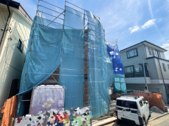 やさしい木目と明るい光に包まれた、心地よいリビング。開放感のある対面キッチンで、会話を楽しみながらお料理ができます。シンプルな空間は家具配置も自由自在。家族の時間も自分時間も大切にできる、毎日がちょっと好きになる住まいです。