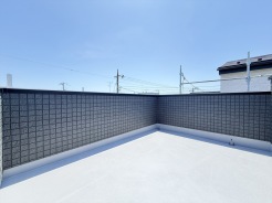 ルーフバルコニーではプールやBBQなど季節に合わせたイベントも楽しめます!