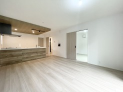 1号棟 15.0帖のリビング横には5.7帖の和室がございます。広々とした一階フロアが魅力的な住宅ですね。