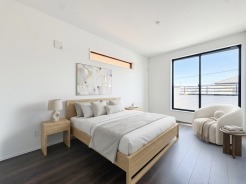 明るい陽射しがたっぷり差し込む、心地よい主寝室です。