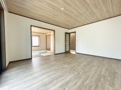 リビングとキッチンがほどよくつながる間取りで、家族のコミュニケーションが自然と生まれる住まいです。お子様の様子を見守りながら調理ができます。