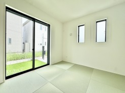 1階和室4.5帖のお部屋。客間として使用したり様々な用途でご活用いただけます。