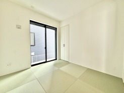 1階和室4.5帖のお部屋はお子様の遊べるスペースなど、用途に合わせてご活用いただけます。