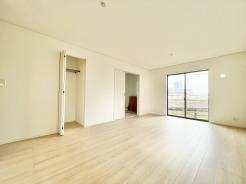 17.0帖の広々としたLDKは、家族が自然と集まり、心地よい団らんの時間を共有できるゆとりある空間です。シンプルで飽きのこない色調が、住まう人の個性を引き立て、穏やかな日常を包み込んでくれます。