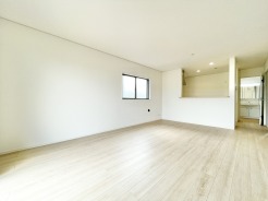 17.0帖超の広々とした空間に、心地よい開放感が広がります。隅々まで風の通り道を感じられる住まいは、日々の暮らしに静かな安らぎをもたらし、住まう方の感性に調和するシンプルで丁寧なつくりとなっています。