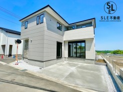 澄み渡る空の下、現代的なデザインが際立つ住まい。静けさと調和が心地よく、穏やかな日常を予感させる佇まいが、新しい暮らしの始まりを優しく迎えてくれます