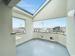 約4.5帖のルーフバルコニーも防水工事を行って綺麗になります。
屋根がある為、雨除けや多用途で利用できます。