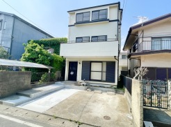 交通量の少ない前面道路です。
1階和室の陽当たりも良好です。