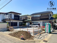 ただいま建築中!青空の下で、あなたの新しい暮らしが着々と形になっています。耐震+制震の安心構造で、ご家族の毎日をしっかり守る住まい。完成までのワクワクも一緒に楽しめる、“未来が見える”おうちです。