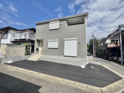 青空に映える建築中の住まいは、耐震+制震の安心仕様。落ち着いた住宅街で、暮らしやすさと静けさを両立できる環境です。これから形になる新しいお家で、家族の“ちょうどいい毎日”を育んでみませんか?完成が楽しみになる一邸です。