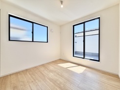 やさしい光が差し込む、シンプルで心落ち着く洋室。大きなクローゼット付きで収納もすっきり、毎日の片付けも楽しくなります。家具の配置もしやすく、寝室にも子ども部屋にもぴったり。自分らしい時間を大切にできる、ちょうどいいプライベート空間です。