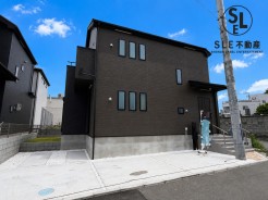 1号棟 北東角地に新築住宅全3棟が完成いたしました!全居室に収納を完備しており、スーパーや小中学校までも近く生活環境充実しております。