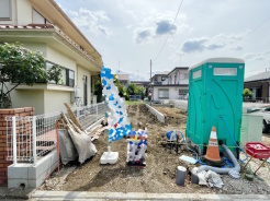 青空が広がる穏やかな住宅街で、新しい暮らしを迎えるチャンスです!現在建築中の住まいは、完成後の明るい生活を想像するだけでワクワク。周辺は落ち着いた環境で、子育てにもぴったり。できあがっていく“わが家”を見守れる特別感のある物件です。