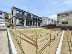 ■地盤調査
外部機関に委託して地盤を一棟ごとに調査。建物の形状と建てる位置が決まってから調査を依頼し、複数のポイントで地下10mまでの地盤の固さを測定します。同じ土地でも、位置によって地盤の固さが異なる場合があるからです。