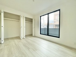 2階主寝室はバルコニーに面した明るいお部屋です。