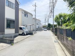 閑静な住宅街で車通りも少ないです。