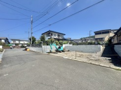 【建築中ならではの安心感】確かな施工でつくる家族の理想のマイホーム。
閑静な住宅街で一際目を引く、明るく開放的な敷地。前面道路がすっきりしており、小さなお子様がいるご家庭も安心の住環境です。暮らしやすさと心地よい静けさが両立するこの街で、笑顔あふれる未来を描きませんか。