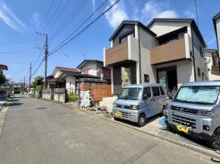 【今だから見られる安心の現場】理想のマイホームがここから始まります。
空を近くに感じる、明るく開放感に満ちた住環境。前面にゆとりがあり、風通しも良好な好立地です。確かな施工で一歩ずつカタチになっていく我が家の姿にワクワクしませんか。利便性と心地よい静けさを兼ね備えたエリアで夢をカタチに。