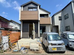 現在建築中の新築住宅です。
最新の耐震基準・断熱性能を備えた安心の住宅仕様。
完成後の内覧予約も承っていますので、ぜひお問合せください。