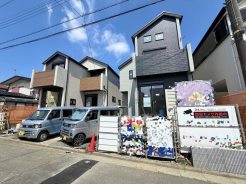 「ただいま建築中!少しずつ形になっていく我が家の成長を見守るワクワク感がいっぱい。完成したら、家族みんなが笑顔になれる“とっておきの場所”になりますように。」