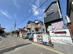これから基礎工事が進み、少しずつ“わが家”の形が見えてくるワクワクの現地。完成後の暮らしを想像しながら、陽当たりや周辺環境もチェックできます。今なら工事の進み具合も確認でき、家づくりの過程を楽しめる、完成が待ち遠しい新築分譲地です。