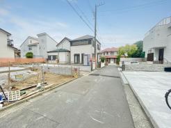 陽当り良好な好立地!閑静な住宅街に待望の新築分譲住宅が誕生。
周囲の落ち着いた家々と調和する、開放感たっぷりの分譲地。防犯面や工事の安全管理にも配慮した安心の施工現場です。周辺環境の利便性と静かな永住環境を兼ね備えたエリアで、ゆとりある新生活をスタートさせましょう。