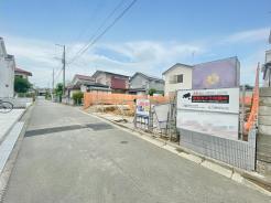 陽当り良好な整形地!穏やかな住環境に佇む限定の分譲地が誕生。
空が広く感じられる、開放的で落ち着いた周辺環境が魅力の好立地。防犯や安全面にも配慮された安心の現場で、一邸一邸丁寧に建築が進んでいます。周辺の利便性と静かな暮らしが両立する、家族の笑顔が溢れる住まいです。