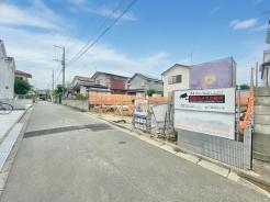 落ち着いた街並みに誕生する、家族の夢を叶える新築一戸建て。
周囲は平穏で開放感のある閑静な住宅街。前面道路もすっきりしており、小さなお子様がいるご家庭も安心の住環境です。現在、確かな施工で建築中!理想のマイホームでの新しい暮らしを、ここから始めてみませんか。