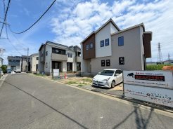 閑静な住宅地に位置しております。前面は比較的交通量の少ない道路となっておりますので、お車の運転が少し心配な方も落ち着いて駐車することが出来そうです。