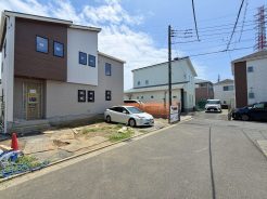青々としたお空がとても気持ち良いですね。明るい住宅は自然と気持ちまで明るくなってきそうです。こちらの住宅を夢のマイホームにいかがでしょうか。