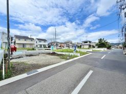 1号棟 前面は広々としておりますので、お車の運転が少し心配な方も落ち着いて駐車することが出来そうです。
