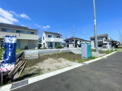 前面は通り抜けの出来ない道路となっておりますので、お車の運転が少し心配な方も落ち着いて駐車することが出来そうです。