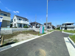 並列3台駐車可能なため、ご友人やご家族が来られる際も安心出来そうです。駐車が苦手な方も楽々お停め出来そうです。
