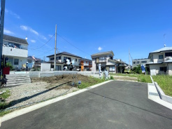 前面は4.5mの開発道路となっておりますので、お車のすれ違いの際も比較的ストレス少なく運転出来そうです。