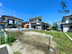 広々南庭付き・並列3台駐車可能な51坪越えの4LDK住宅になります。1階フロアは20.5帖超えと開放感のある造りとなっております。
