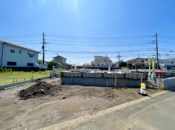 2部屋行き来できるワイドなバルコニーは南向きでひあたり良好◎
