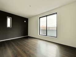 落ち着いた色調のアクセントクロスが空間を引き締め、東側から広がる穏やかな朝の光が暮らしに心地よい余白を生み出す、ゆとりある約7.5帖の空間です。収納力のあるスペースも完備し、静寂と調和を感じる住まいです。