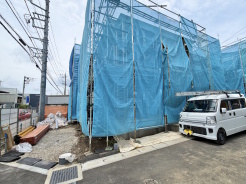 毎日の車の出し入れもスムーズにできる、ゆとりある前面道路に面した住まいです。