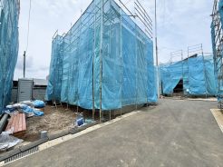 生活利便施設へのアクセスもしやすく、交通量も適度で安心感のある前面道路。