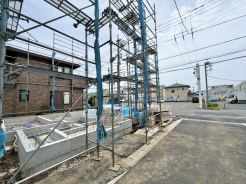 大きな窓からやさしい光が差し込み、朝から夕方まで心地よく過ごせます。家族団らんの時間はもちろん、くつろぎや来客時にも活躍する、居心地の良い空間です。