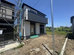 生活利便施設へのアクセスもしやすく、交通量も適度で安心感のある前面道路。