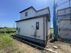 隣地に建物が少なく開放的な雰囲気がございます。