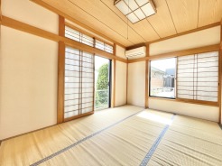 和室も2面採光となっており、明るい和室です。客間としても利用可能です。