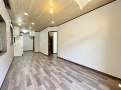 リビングは窓も多く明るいお部屋です。