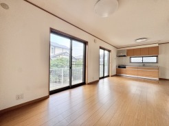 明るい陽射しがたっぷり差し込む、心地よいリビングです。
