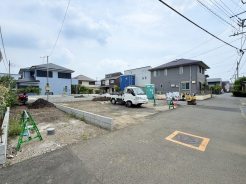 前面は比較的交通量の少ない道路となっておりますのでお車の運転が少し心配な方も落ち着いて駐車することが出来そうです。